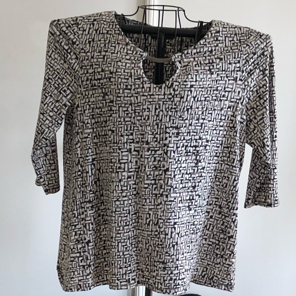 Dana Buchman 3/4 sleeve wrinkle free soft scoop accent color. Work 2 play Sz XL